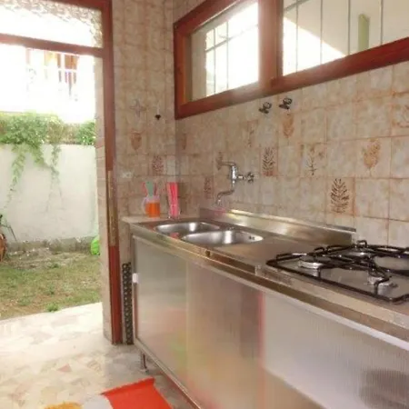 Charming Seaside Villa With Garden شقة *