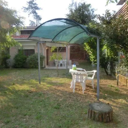 Апартаменти Charming Seaside Villa With Garden Бібіоне